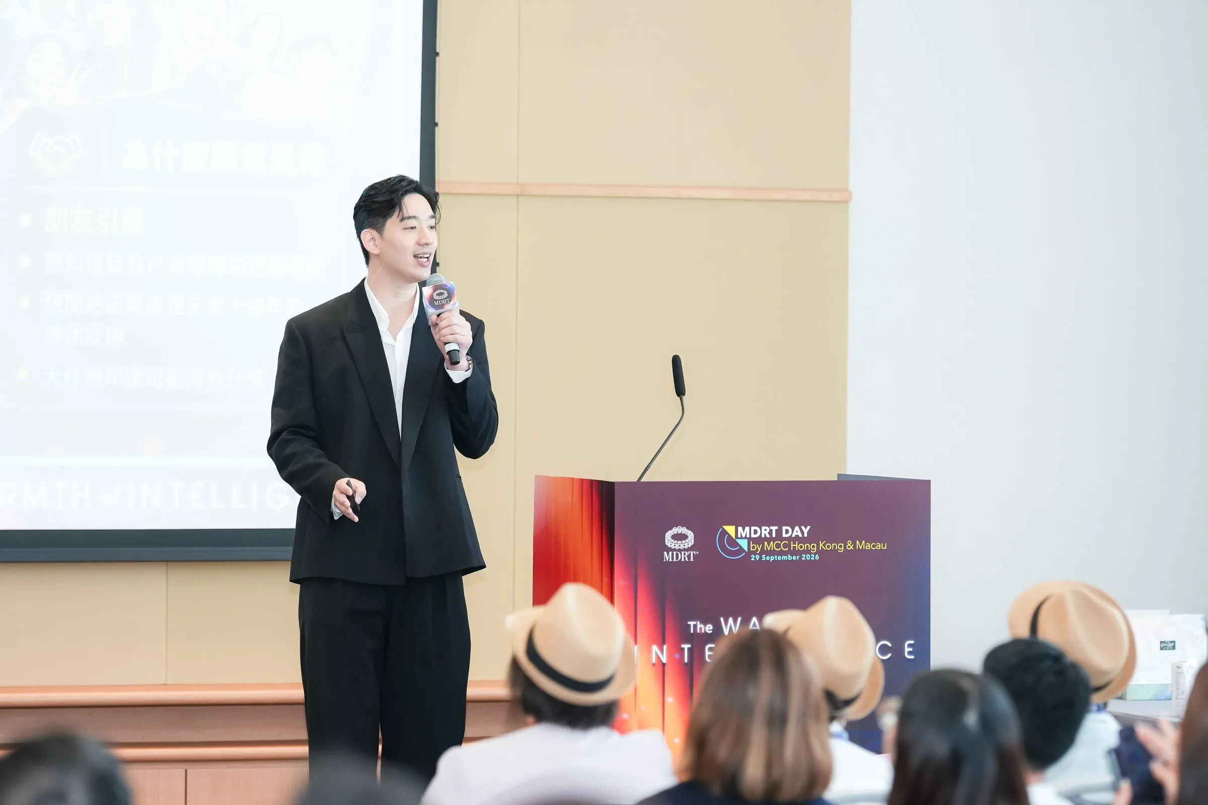 Dickson AJ 在課堂上講解 AI 實戰應用