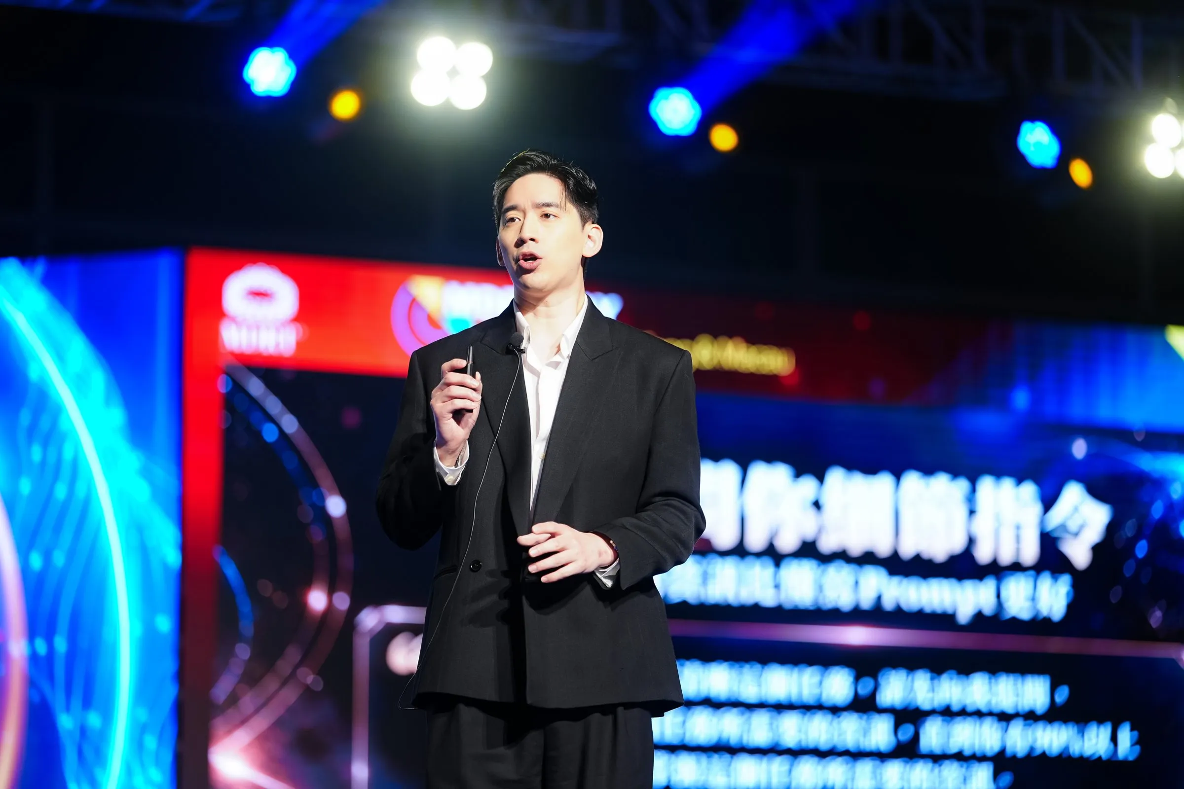 Dickson AJ 在大型活動主舞台演講